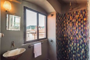 Shower, bidet - Welcome to Le Secret, a unique apartment in the heart of La Spezia, with an English door on the back of the door.This fascinating thing is meticulously curated to offer an immersive experience, so that the ancient fascination and the mistery are so int (La Spezia)