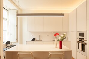 Fridge, microwave, oven, electric kettle - FLH Downtown Central Minimalist Apartment (Lisboa ciudad)