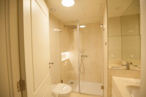 Shower, hair dryer, towels - FLH Downtown Central Minimalist Apartment (Lisboa ciudad)