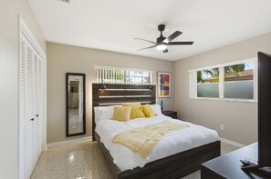 3 bedrooms, desk, iron/ironing board, free WiFi - Vintage Hideaway W/ Firepit • Game Room & Grill (Tampa)