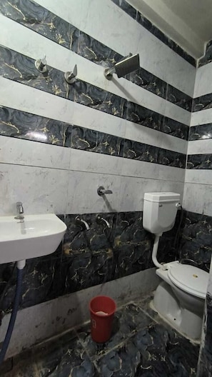 Triple Room | Bathroom | Shower, free toiletries, towels, soap - Shlok Homestay (Varanasi)