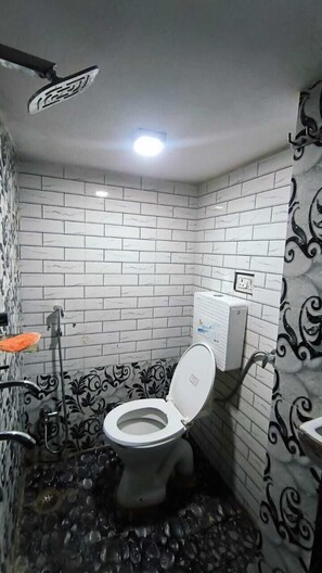 Deluxe Room | Bathroom | Shower, free toiletries, towels, soap - Shlok Homestay (Varanasi)