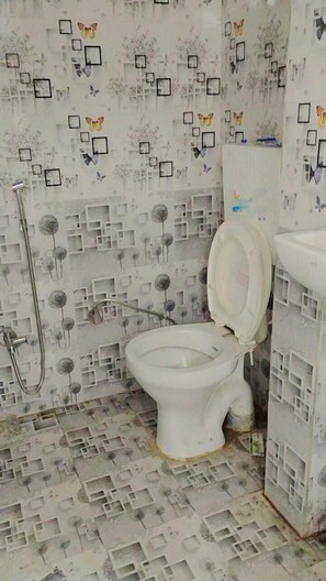 Deluxe Room | Bathroom | Shower, free toiletries, towels, soap - Shlok Homestay (Varanasi)