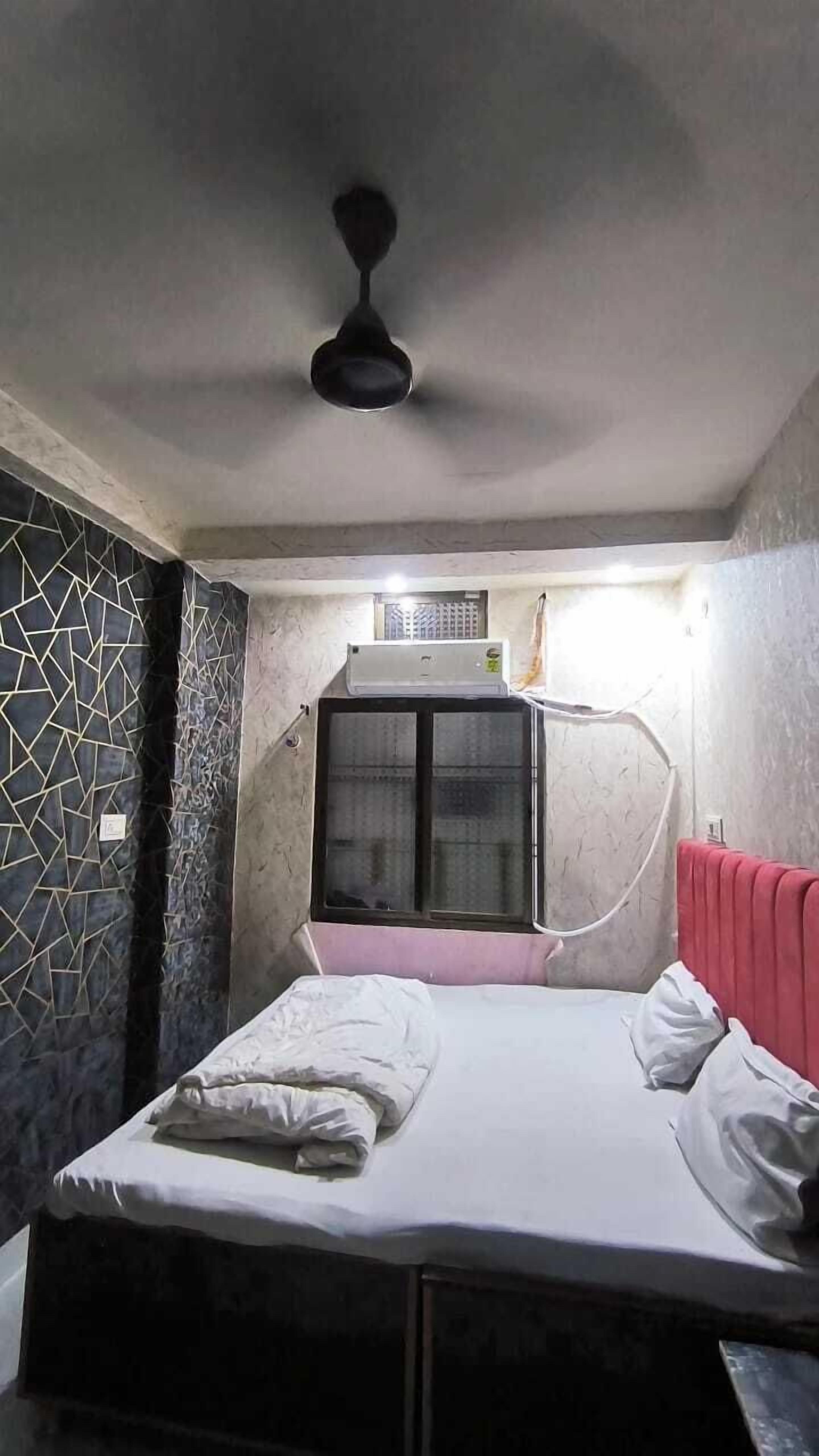 Deluxe Room | Laptop workspace, rollaway beds, free WiFi, bed sheets