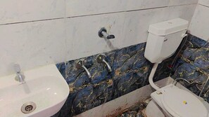 Phòng 3 | Phòng tắm | Buồng tắm vòi sen, đồ dùng nhà tắm miễn phí, khăn tắm, xà phòng 