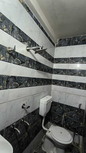 Triple Room | Bathroom | Shower, free toiletries, towels, soap