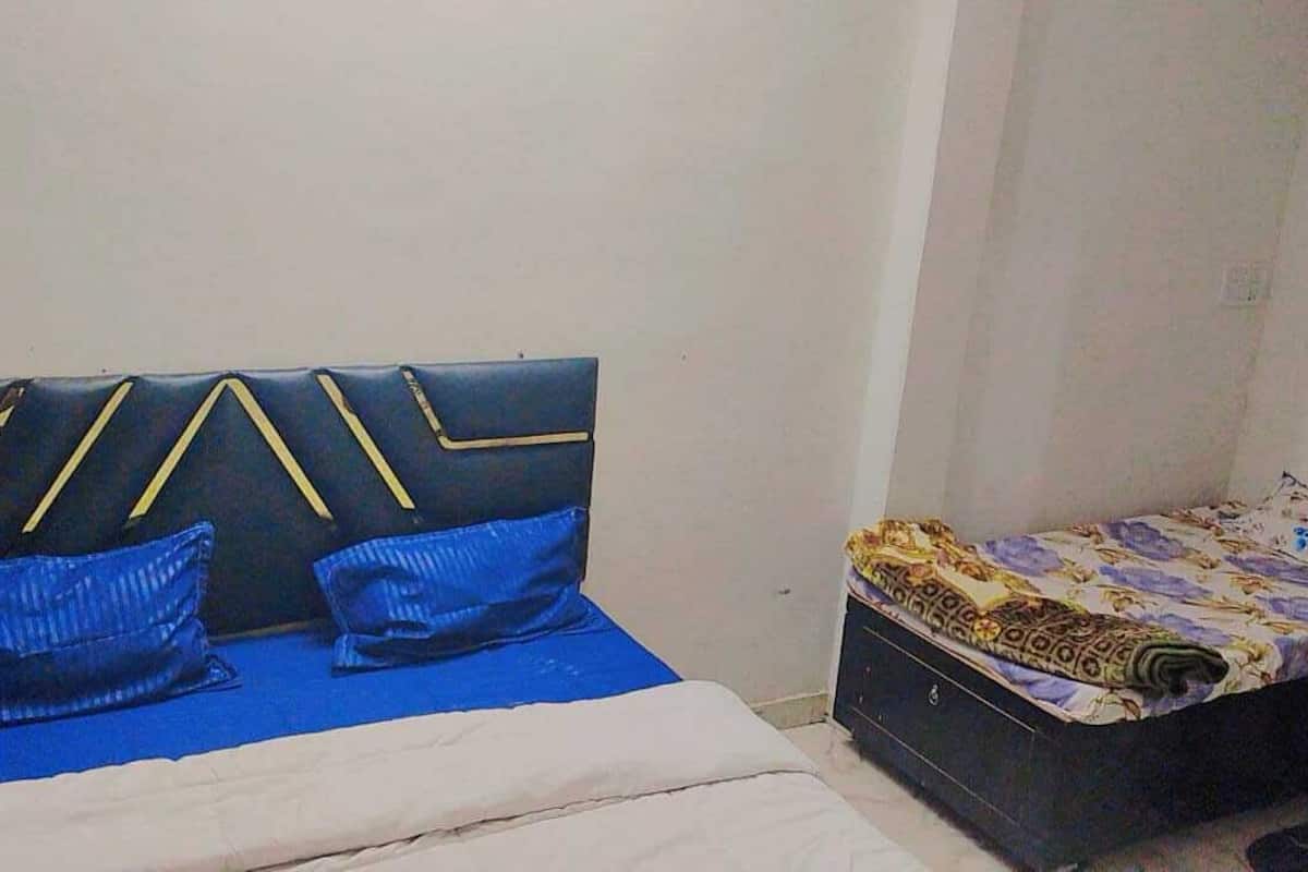 Triple Room | Laptop workspace, rollaway beds, free WiFi, bed sheets