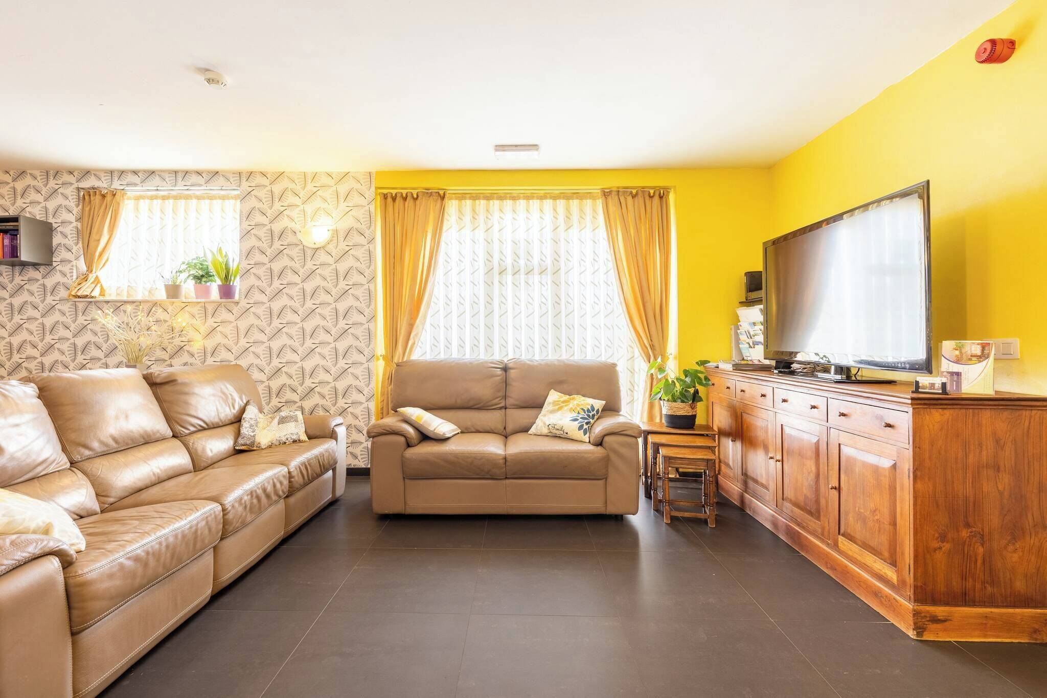 Ferienhaus, 5 Schlafzimmer, barrierefrei, Raucher | Wohnzimmer | Bücher