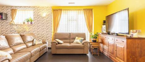 Ferienhaus, 5 Schlafzimmer, barrierefrei, Raucher | Wohnzimmer | Bücher