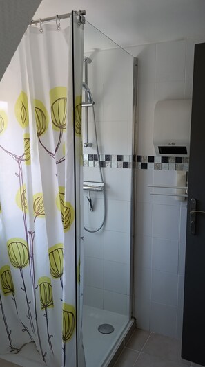 Douche, sèche-cheveux, serviettes fournies, savon