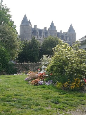 Property grounds - Small house in the historic Ste Croix district (Josselin)