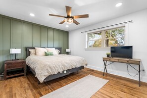 3 bedrooms, WiFi, bed sheets - Lake Norman Farmstead Retreat + Fire Pit (Sherrills Ford)