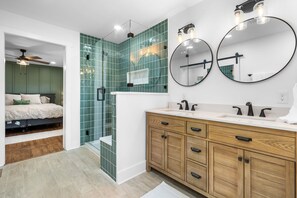 Douche, serviettes fournies, papier toilette