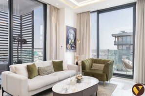 奢華公寓, 陽台, 城市景觀 | 起居區 | 65-吋智慧型電視,提供有線頻道