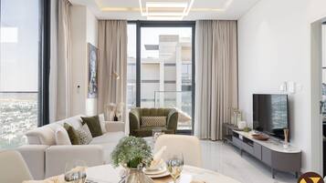 Luksusleilighet, balkong, byutsikt | Oppholdsområde | En 65-tommers smart-TV med kabel-kanaler