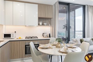Apartamento superluxo, sacada, vista para a cidade | Opções para refeição no quarto