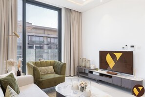 奢華公寓, 露台, 城市景 | 客廳 | 65 吋智能電視連有線電視頻道