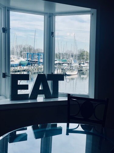 Waterfront Views With King Bed in Solomons Island