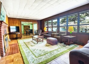 House | 5 bedrooms - Boho Waterfront Getaway 5 Bedroom Retreat (Lexington Park)