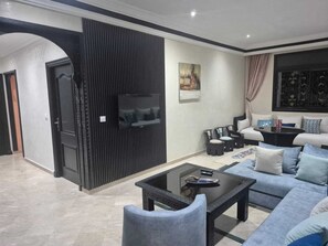 Smart TV - Hivernage 5-Star Apartment – Pool, Parking, Near Top Hotels & Mall (مراكش)