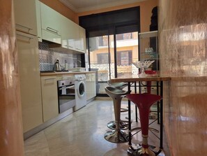 Private kitchen - Hivernage 5-Star Apartment – Pool, Parking, Near Top Hotels & Mall (مراكش)