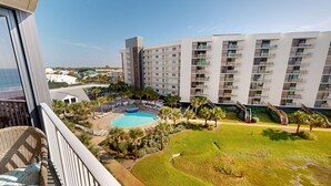 Ein Hotel mit Pool, mehreren Balkonen und Meerblick.