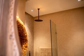 Hajszárító, törölközők, szappan és sampon