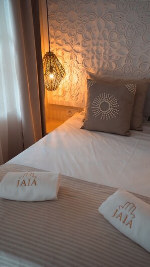 خزنة داخل الغرفة وستائر تعتيم وتجهيزات عازلة للصوت ومكواة/لوح كي