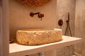 Signature Tek Büyük Yataklı Oda, Banyolu/Duşlu | Banyo | Saç kurutma makinesi, havlu, sabun, şampuan 
