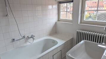 Sèche-cheveux, serviettes fournies, papier toilette