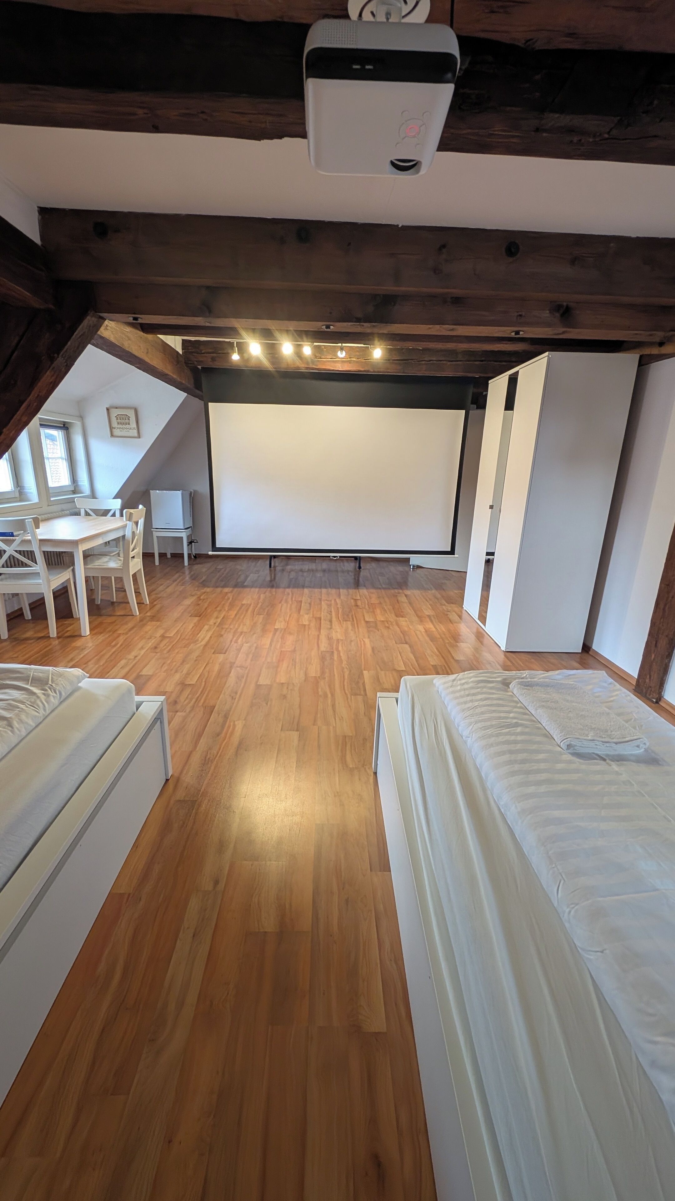 Tabla de planchar con plancha, wifi y ropa de cama 