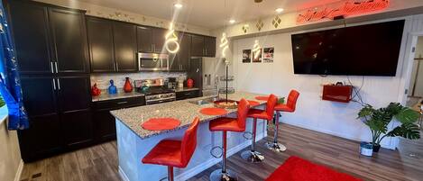 Kylskåp, mikrovågsugn, ugn och spishäll