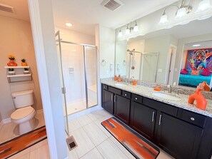 Shower, hair dryer, towels - 420 5BR PS5 PoolTable GameArcade Near Golf Course (Commerce City)