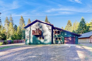 Exterior - 5BR House Near Lassen, Large Deck & Hot Tub (Shingletown)