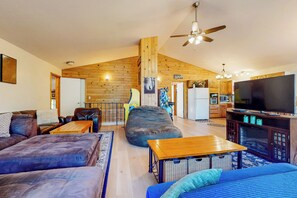 TV, DVD player, ping pong - 5BR House Near Lassen, Large Deck & Hot Tub (Shingletown)