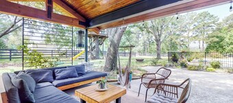 Pool, Hot Tub & Pool Table! Grand Home in Tomball