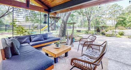 Pool, Hot Tub & Pool Table! Grand Home in Tomball