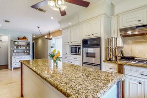 Fridge, microwave, stovetop, dishwasher - 3BR Home w/ Pool, Hot Tub & Pool table (Tomball)