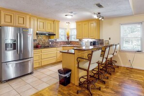 Fridge, microwave, stovetop, dishwasher