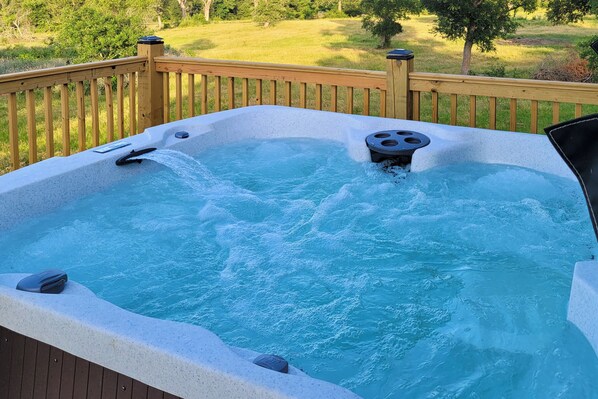 Outdoor spa tub - 1BR + Loft w/ Amazing Views & Private W & D (Groesbeck)