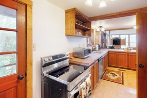 Private kitchen - 1BR + Loft w/ Amazing Views & Private W & D (Groesbeck)