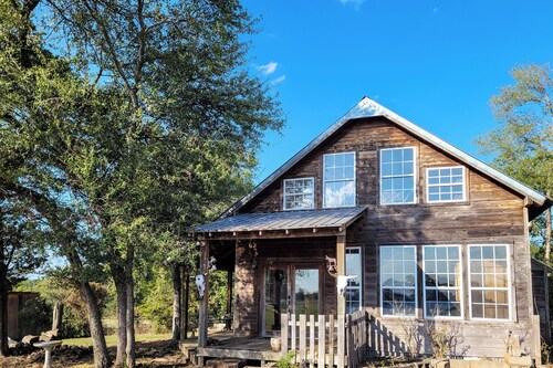 Private Hot Tub & Views! Cozy Cabin on Aim Ranch