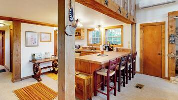 Réfrigérateur, micro-ondes, plaque de cuisson, lave-vaisselle