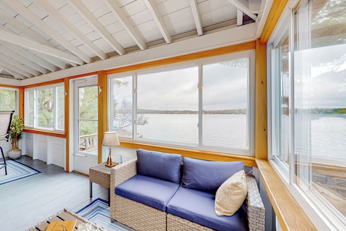 3BR Lakefront Dog-Friendly w/ Floating Dock