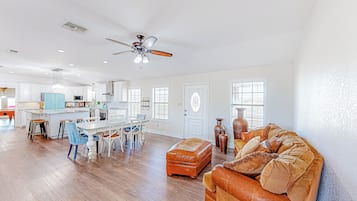 Televisión y chimenea