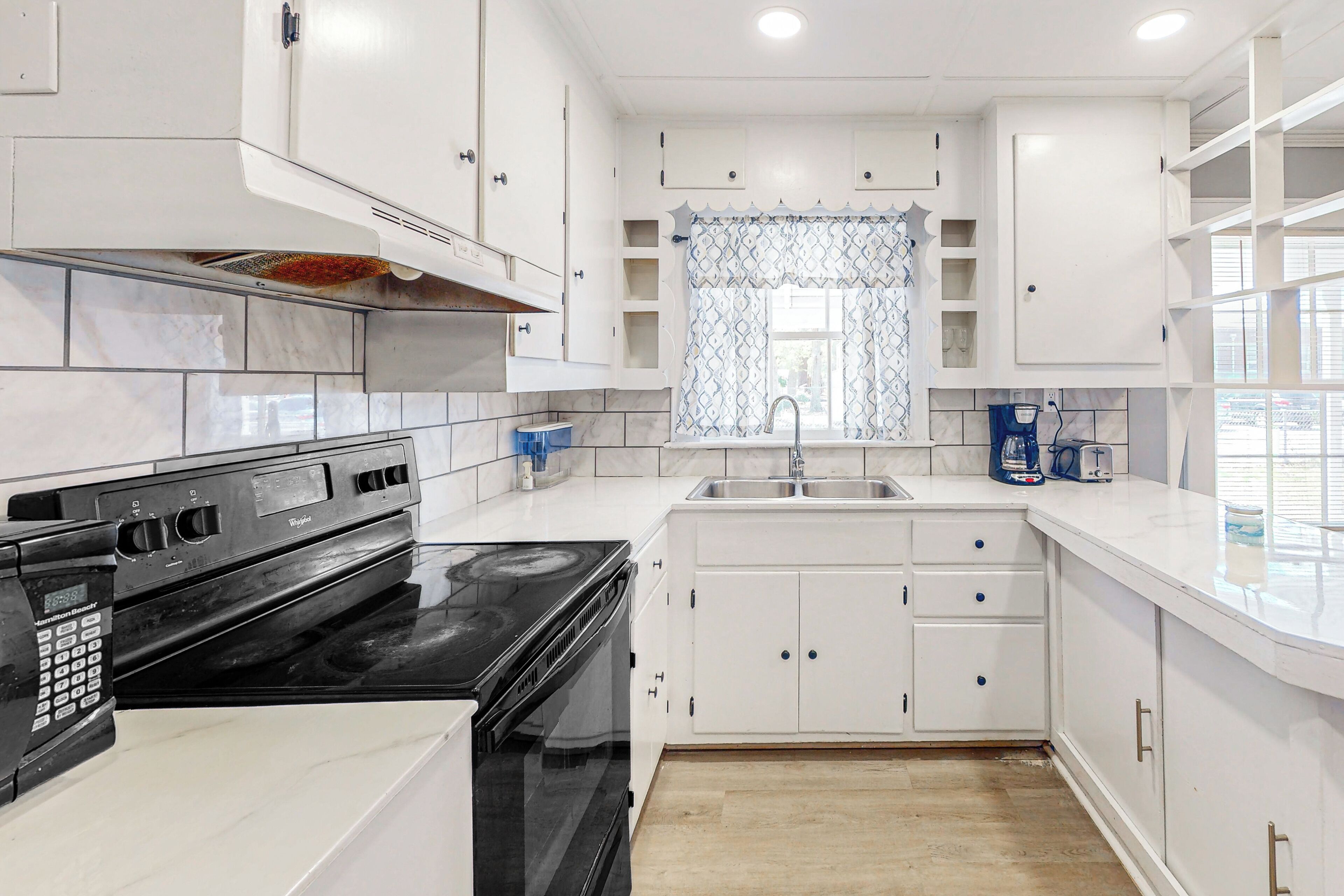 Køleskab, mikrobølgeovn, kogeplade, kaffe-/temaskine