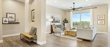 Fernseher, Tischtennisplatte, Bücher