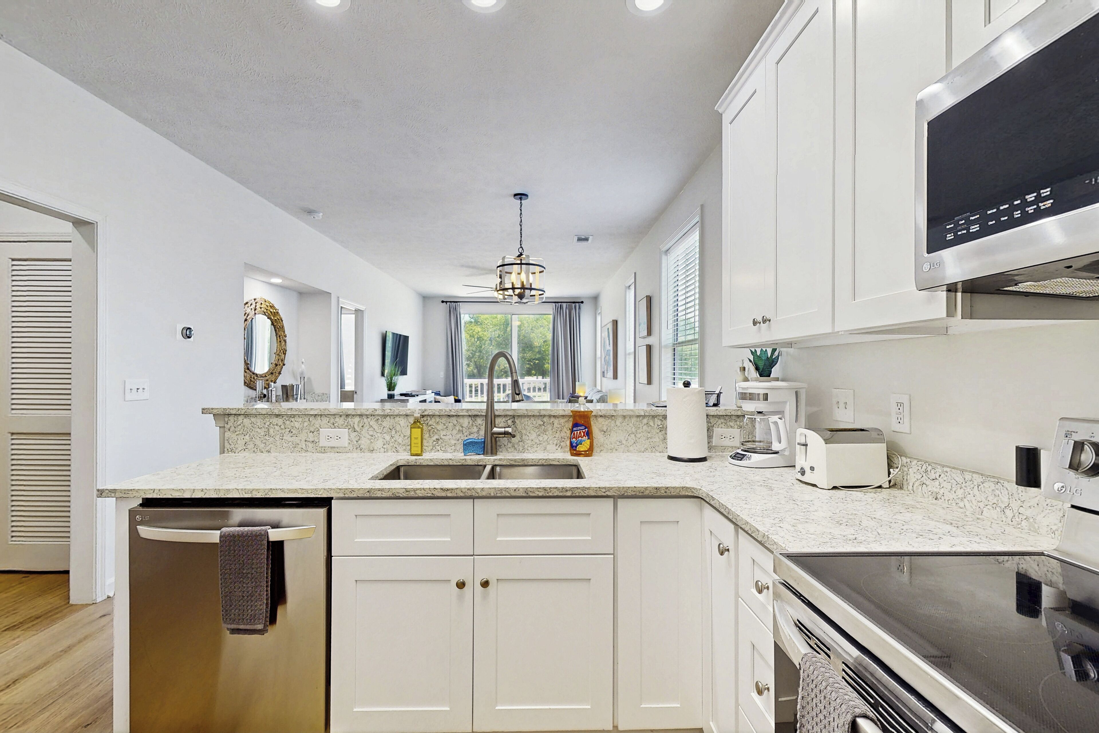 Kühlschrank, Mikrowelle, Herdplatte, Geschirrspüler