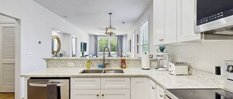 Kühlschrank, Mikrowelle, Herdplatte, Geschirrspüler