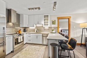 ثلاجة، ميكروويف، فرن، موقد طهي مسطح